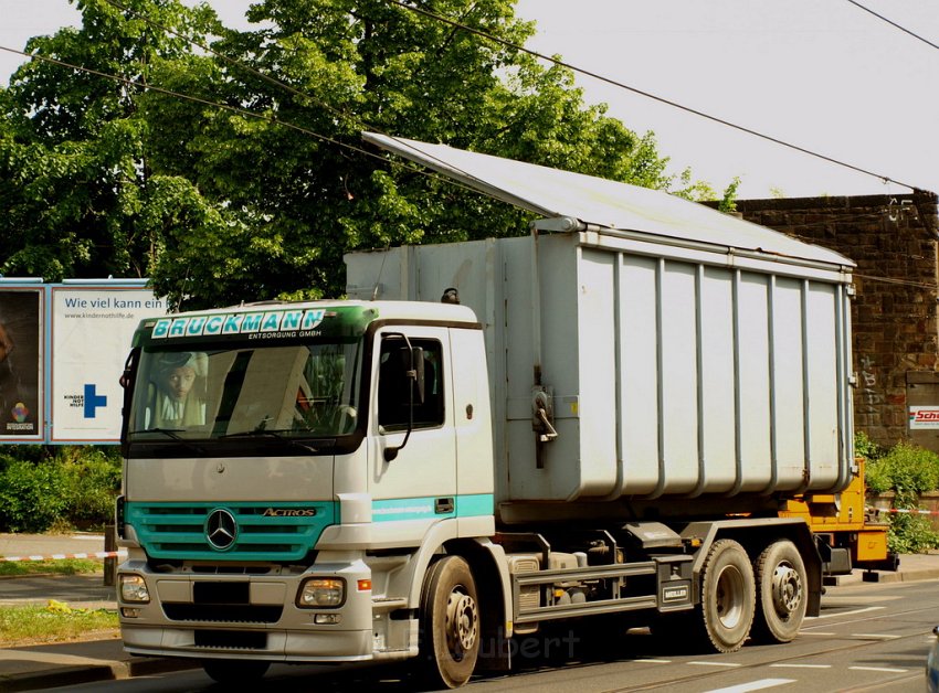 LKW riss Oberleitung ab Koeln Deutz Am Schnellert Siegburgerstr P079.JPG